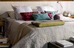 Dormitorio con cojines de colores