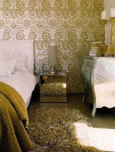 Dormitorio empapelado con muebles clásicos