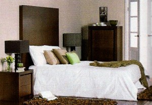 Dormitorio con muebles de madera