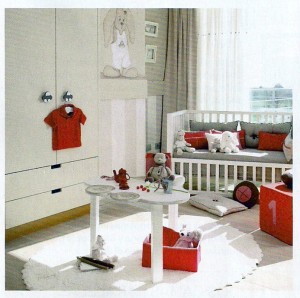 dormitorio infantil en hueso y rojo